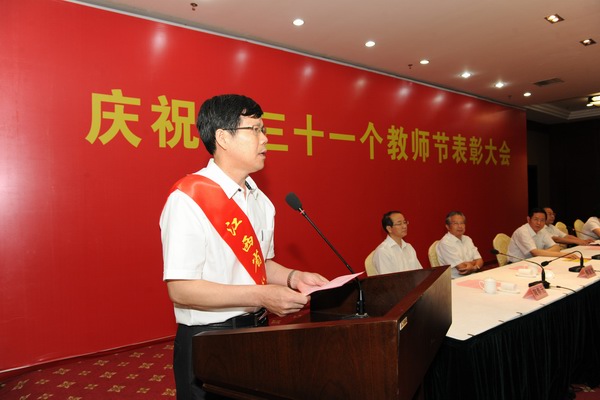 热烈祝贺张成卓校长在江西省第七届特级教师评选活动中被评为“江西省语文特级教师”